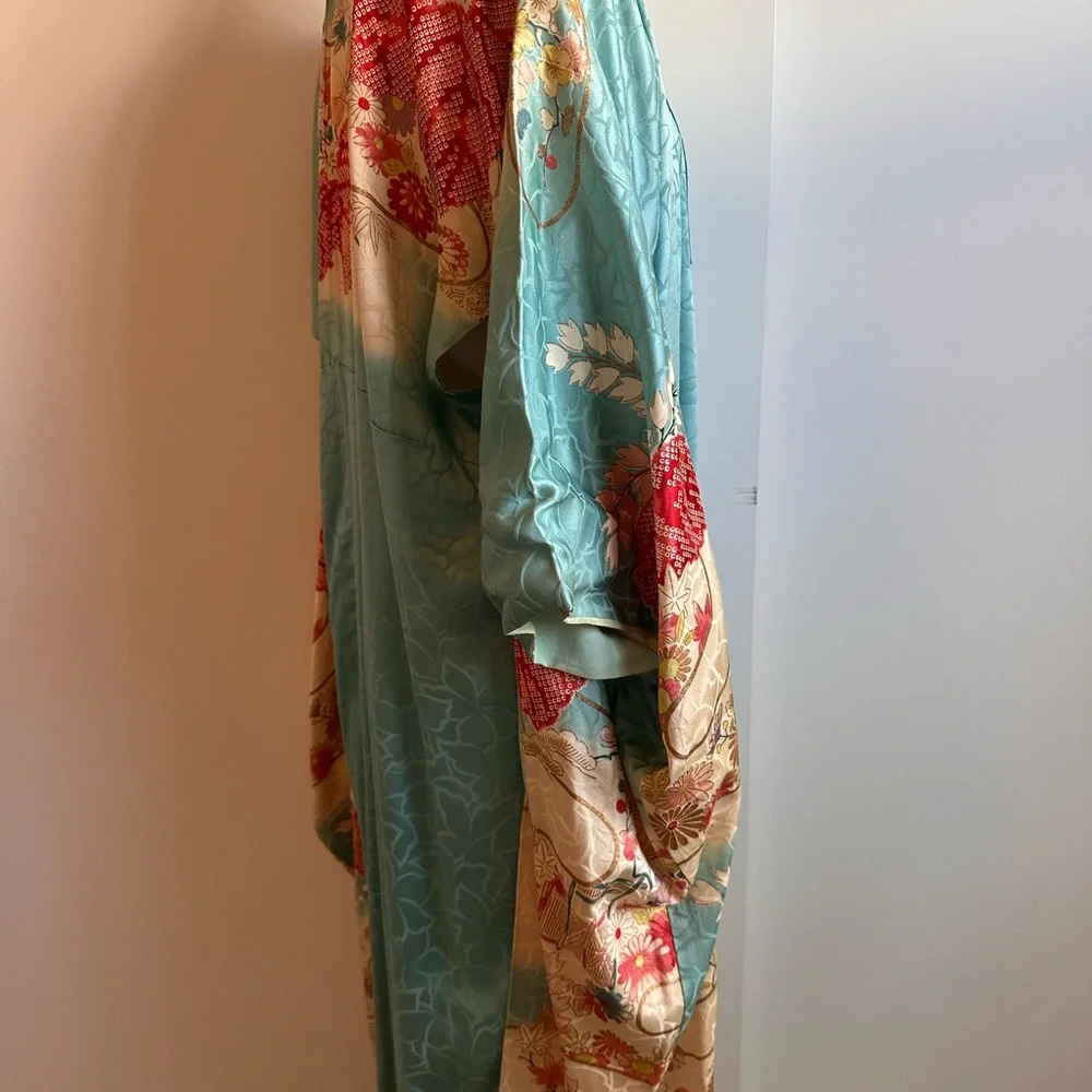 Elegant Floral Kimono Robe
